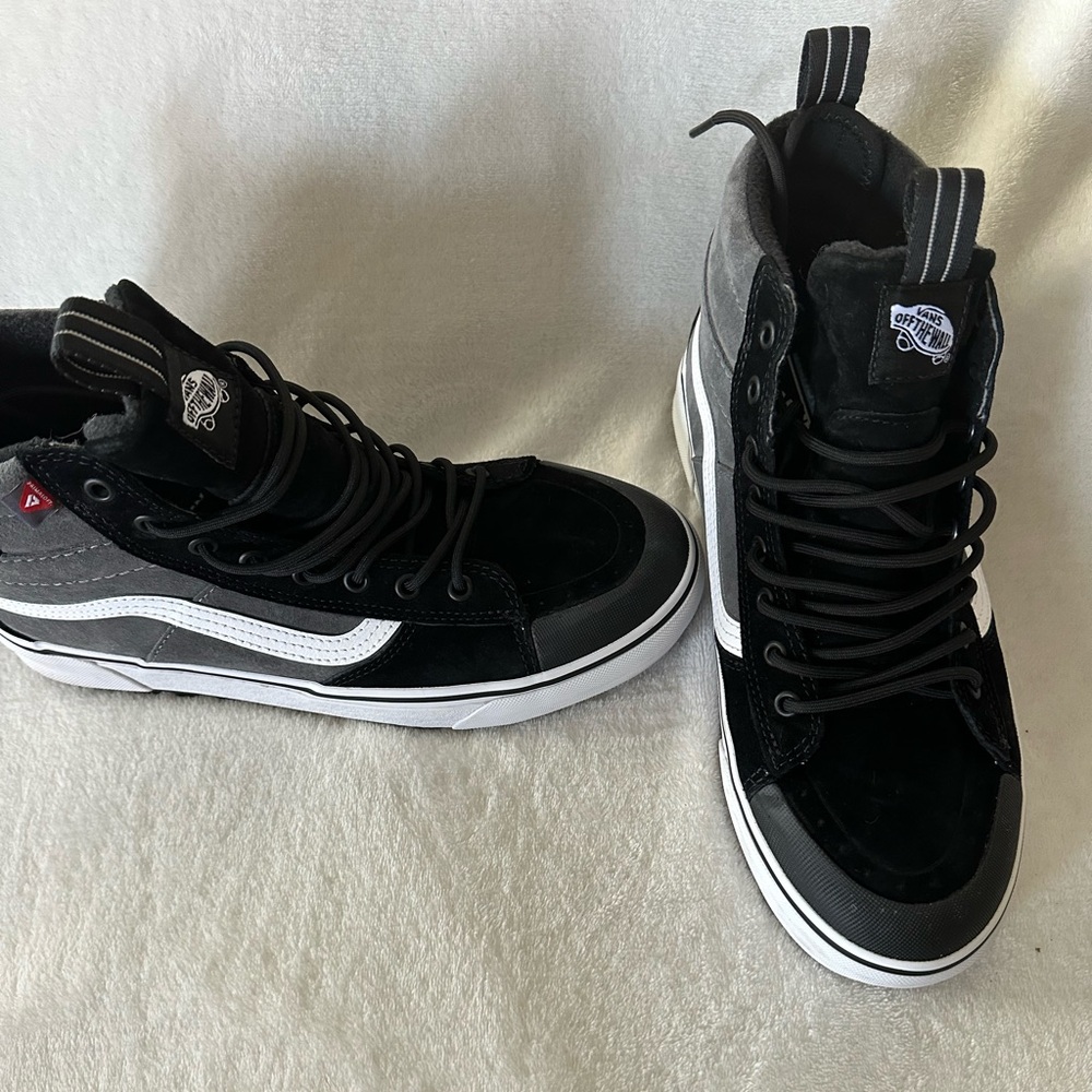 Size 10Men- VANS Sk8-Hi MTE